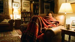 Jak vyprat deku na pohovku, aby neztratila hebkost ani tvar: Tipy na péči o bytový textil