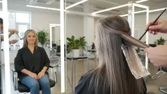 Šediny bez stresu: kdy je nechat být a kdy zvolit barvení